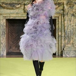 Vestido de tul y sandalias de plataforma otoño/ invierno 2020 de Vera Wang