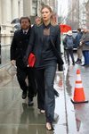 Maria Sharapova con un ideal traje negro de chaqueta femenino