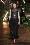 Vestido negro con transparencias otoño/ invierno 2020 de Rodarte