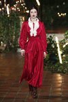 Conjunto rojo con chorreras otoño/ invierno 2020 de Rodarte