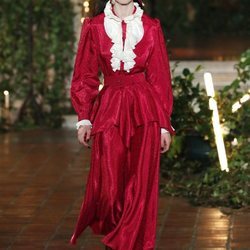 Conjunto rojo con chorreras otoño/ invierno 2020 de Rodarte