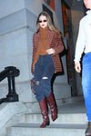 Gigi Hadid con una blazer psicodélica en Nueva York