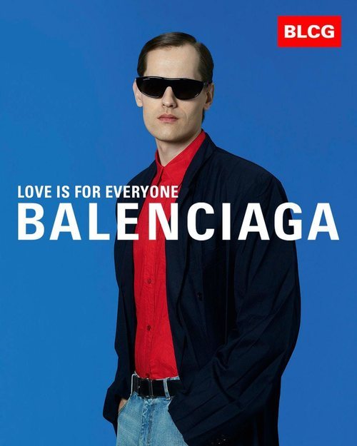 Americana negra sobre camisa roja de la colección primavera/verano 2020 de Balenciaga