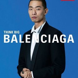 Traje negro con detalle satinado de la colección primavera/verano 2020 de Balenciaga
