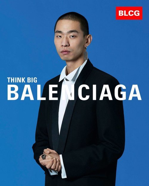 Traje negro con detalle satinado de la colección primavera/verano 2020 de Balenciaga
