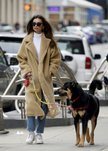 Emily Ratajkowski paseando con su perro por Nueva York