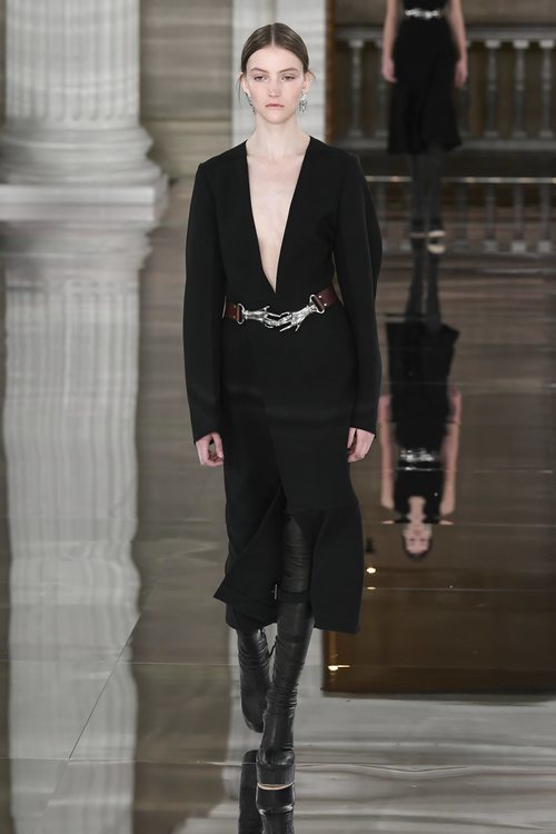 Vestido negro con botas de piel otoño/ invierno 2020 de Victoria Beckham