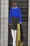 Jersey de punto azul combinado con falda y botas otoño/ invierno 2020 de Victoria Beckham