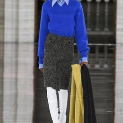 Jersey de punto azul combinado con falda y botas otoño/ invierno 2020 de Victoria Beckham