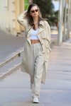 Emily Ratajkowski paseando por Nueva York con un look casual