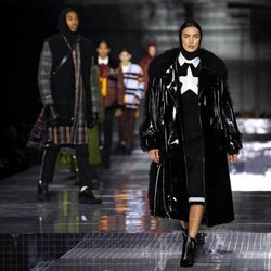 Irina Shayk desfila con la nueva propuesta otoño/ invierno 2020 de Burberry