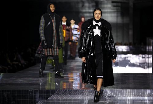 Irina Shayk desfila con la nueva propuesta otoño/ invierno 2020 de Burberry