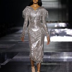 Vestido metalizado otoño/ invierno 2020 de Burberry