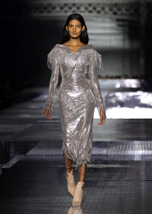Vestido metalizado otoño/ invierno 2020 de Burberry