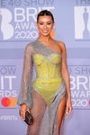 Montana Brown con un body amarillo y rejilla en los Brit Awards 2020