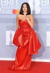 Mabel posa con un vestido rojo palabra de honor en los Brit Awards 2020