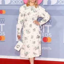 Paloma Faith con un vestido blanco de flores y sombrero en los Brit Awards 2020