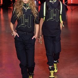 Conjunto negro con iconografía primavera/ verano 2020 Tommy Hilfiger