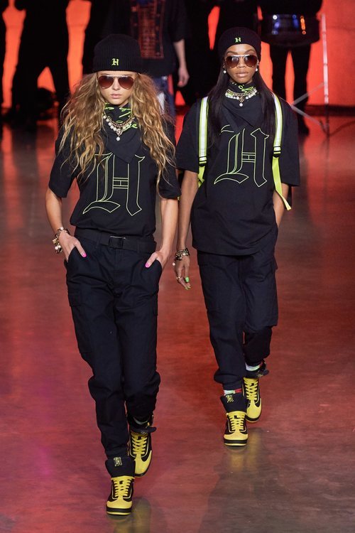 Conjunto negro con iconografía primavera/ verano 2020 Tommy Hilfiger