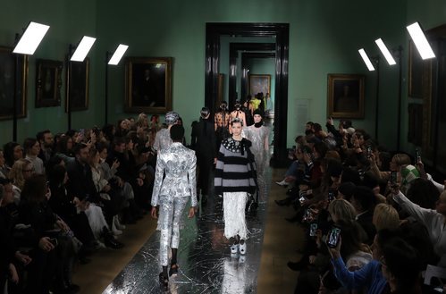 Carrusel de modelos primavera/ verano 2020 Erdem