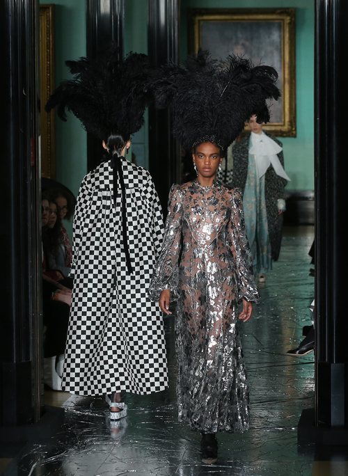 Vestido y tocado primavera/ verano 2020 Erdem