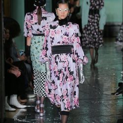 Vestido de flores y fajín primavera/ verano 2020 Erdem