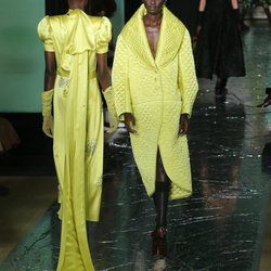 Abrigo con solapa amarillo primavera/ verano 2020 Erdem