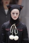Abrigo y gorro desfile otoño/invierno 2020-2021 de Gucci