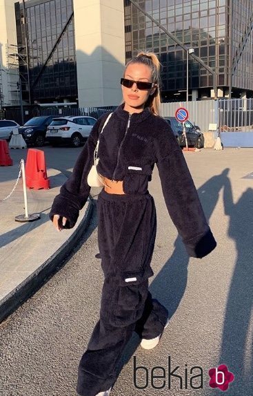 Jessica Goicoechea luce un look sport en Milán