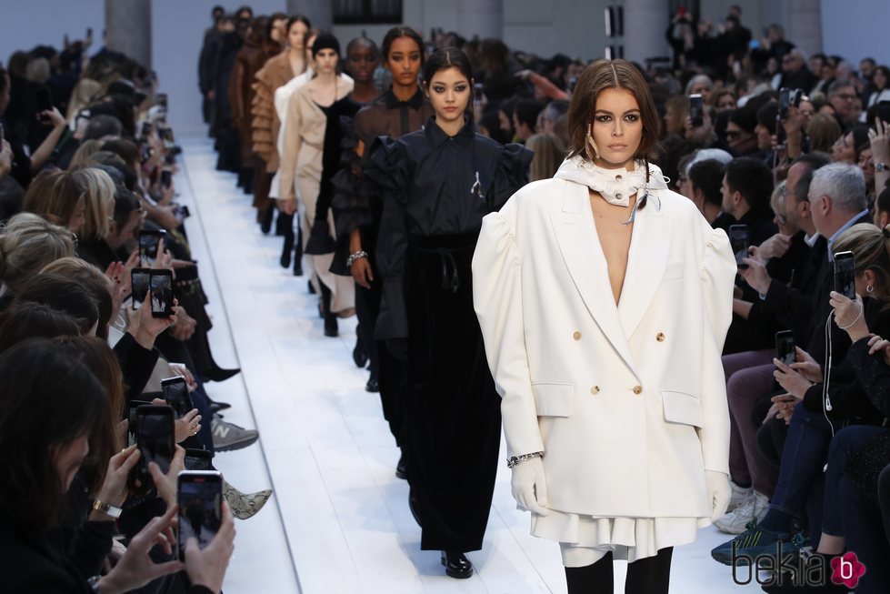 Abrigo blanco desfile Max Mara otoño/invierno 2020-2021