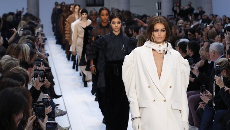 Abrigo blanco desfile Max Mara otoño/invierno 2020-2021