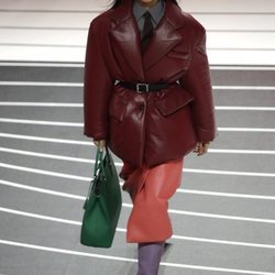 Abrigo, pantalones y botas de piel otoño/invierno 2020-2021 de Prada