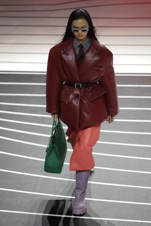 Abrigo, pantalones y botas de piel otoño/invierno 2020-2021 de Prada