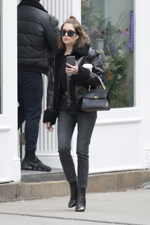 Ashley Benson comenzando la mañana en Nueva York
