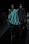 Vestido de corte asimétrico otoño/invierno 2020-2021 de Armani