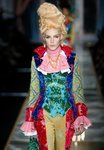 Conjunto del siglo XVIII otoño/invierno 2020-2021 Moschino