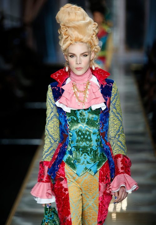 Conjunto del siglo XVIII otoño/invierno 2020-2021 Moschino