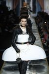 Bella Hadid desfilando para Moschino con la colección otoño/invierno 2020-2021 en Milán