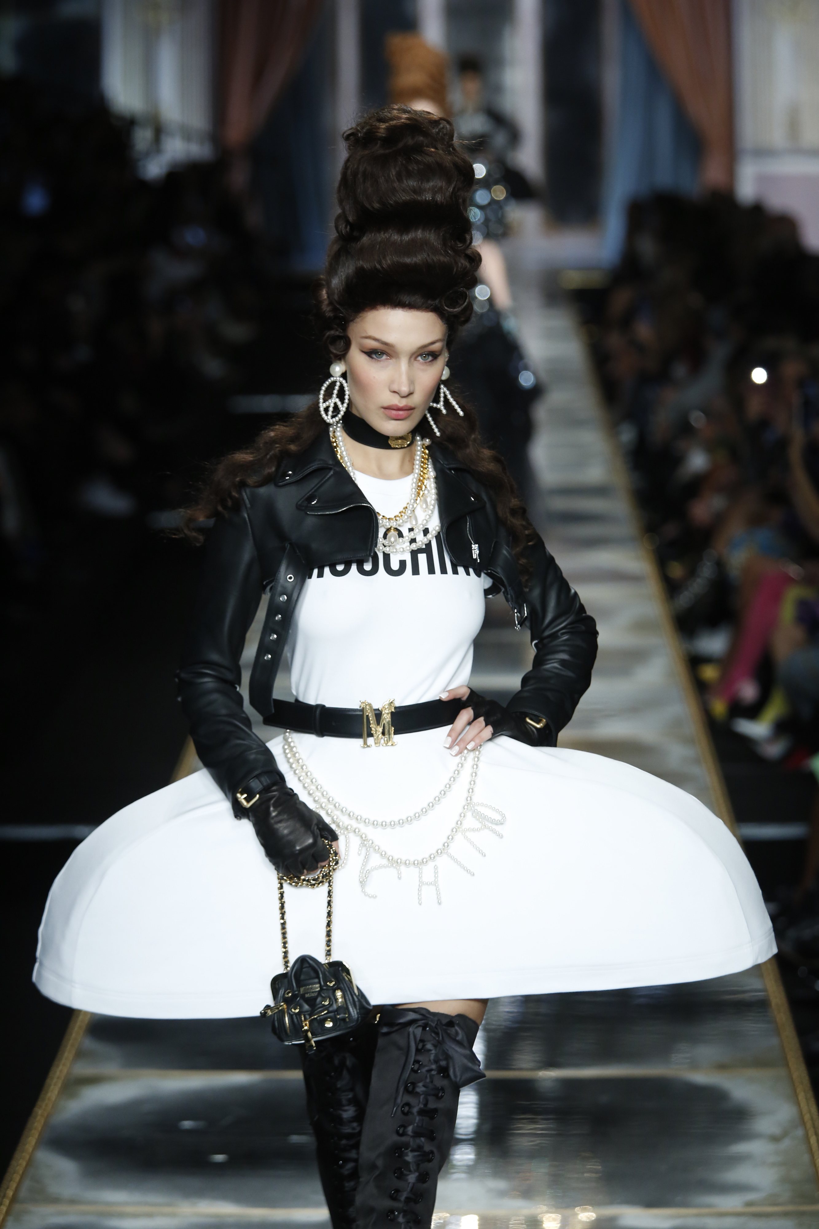 Bella Hadid desfilando para Moschino con la colección otoño/invierno 2020-2021 en Milán