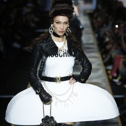 Bella Hadid desfilando para Moschino con la colección otoño/invierno 2020-2021 en Milán