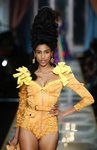 Body en color naranja con detalles de lazos amarillos de la colección otoño/invierno 2020-2021 de Moschino en Milán