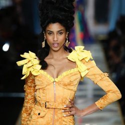 Body en color naranja con detalles de lazos amarillos de la colección otoño/invierno 2020-2021 de Moschino en Milán