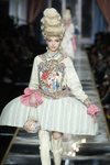 Vestido y sudadera estilo victoriano en tonos verdes de la colección otoño/invierno 2020-2021 de Moschino en Milán