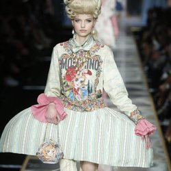 Vestido y sudadera estilo victoriano en tonos verdes de la colección otoño/invierno 2020-2021 de Moschino en Milán