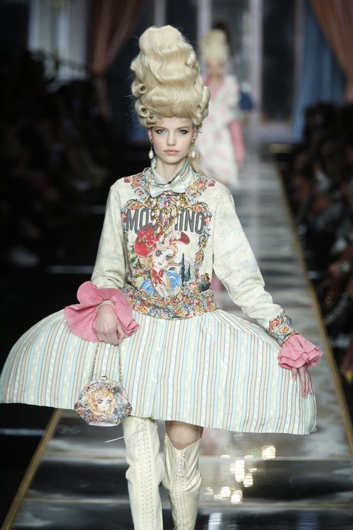 Vestido y sudadera estilo victoriano en tonos verdes de la colección otoño/invierno 2020-2021 de Moschino en Milán