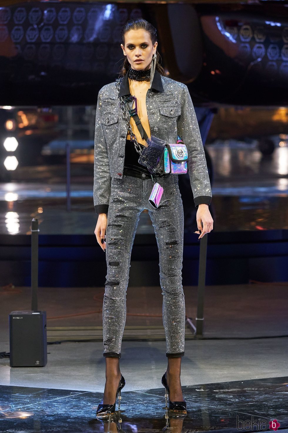 Dos piezas vaquero cubierto de incrustaciones brillantes de la colección otoño/invierno 2020-2021 de Phillip Plein