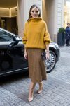 Olivia Palermo con un look oversize en tonos tierra