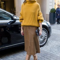 Olivia Palermo con un look oversize en tonos tierra