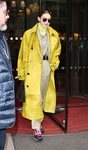 Gigi Hadid con un look de superposición de prendas excesivo