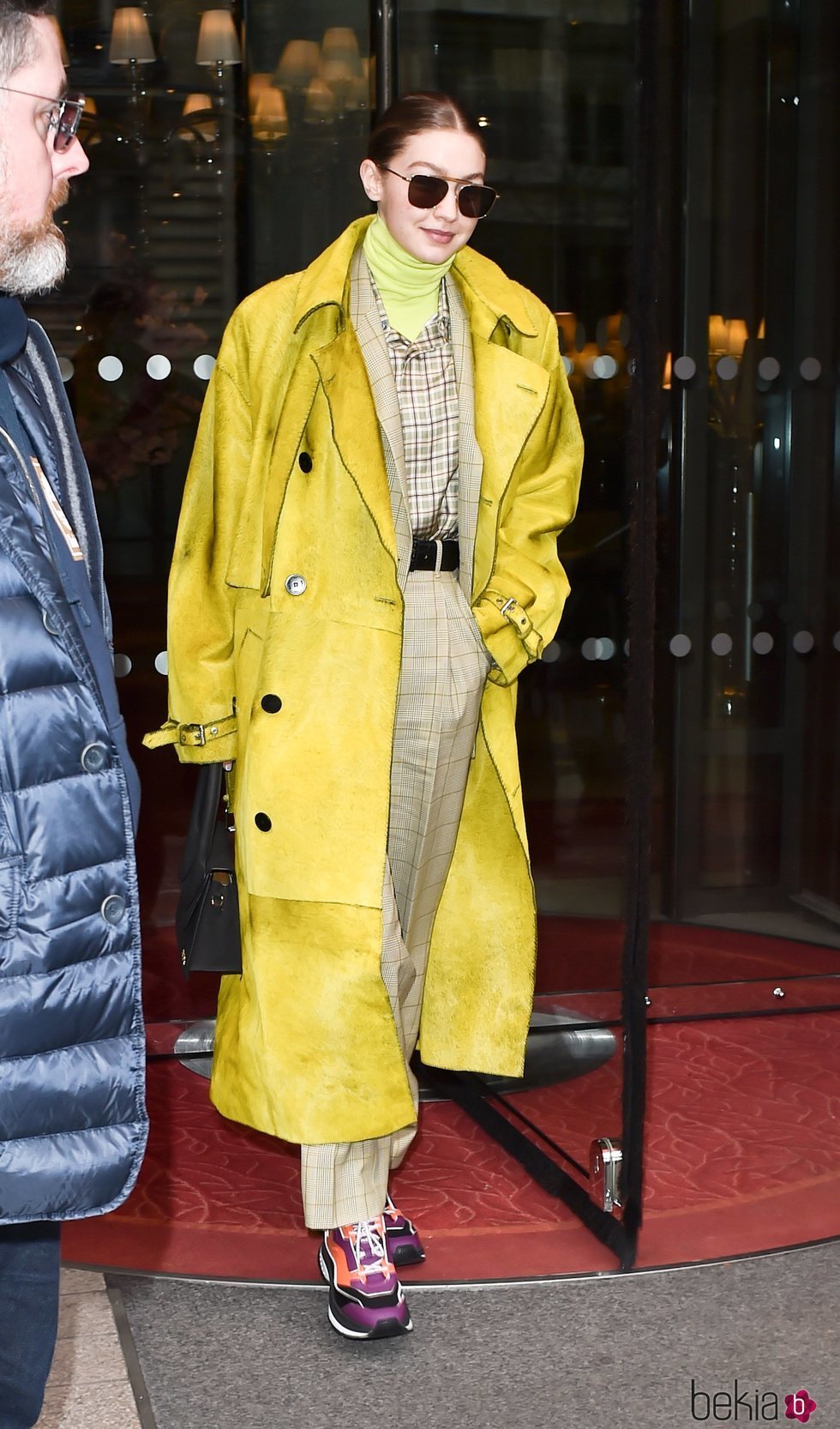 Gigi Hadid con un look de superposición de prendas excesivo